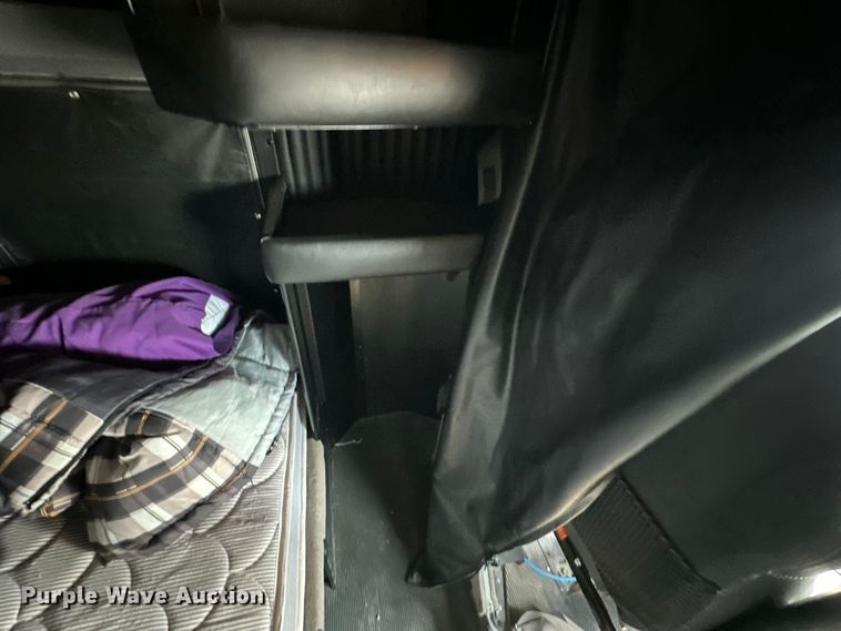 image for item EJ6359 2013 Kenworth T660 semi truck