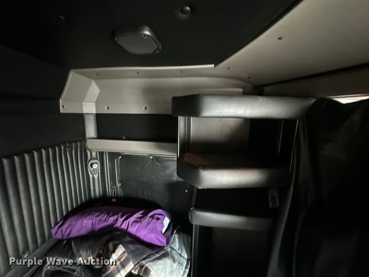 image for item EJ6359 2013 Kenworth T660 semi truck