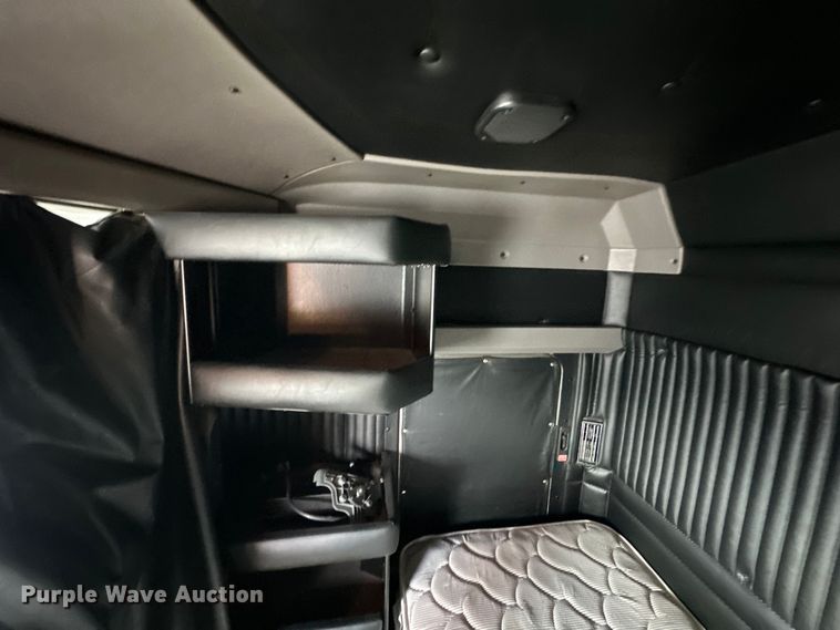 image for item EJ6359 2013 Kenworth T660 semi truck