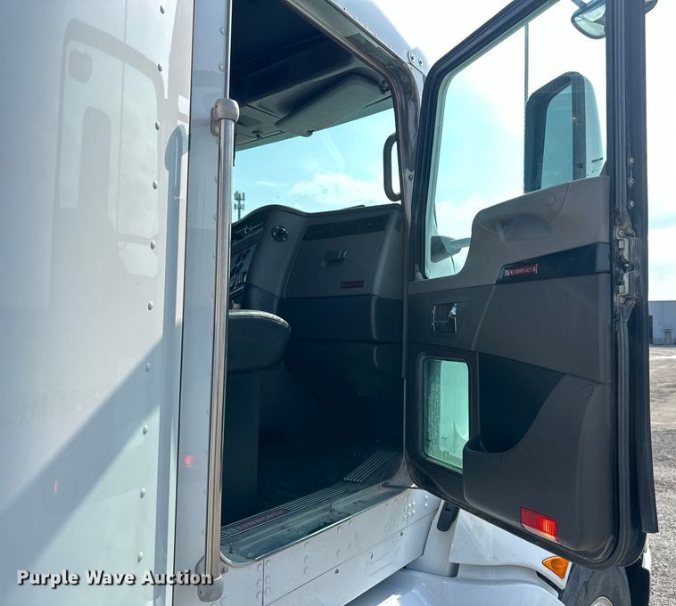 image for item EJ6359 2013 Kenworth T660 semi truck