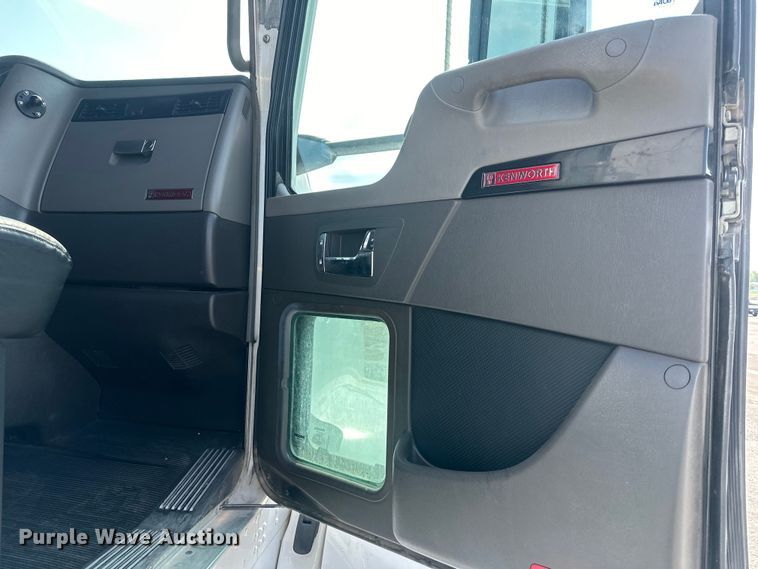 image for item EJ6359 2013 Kenworth T660 semi truck