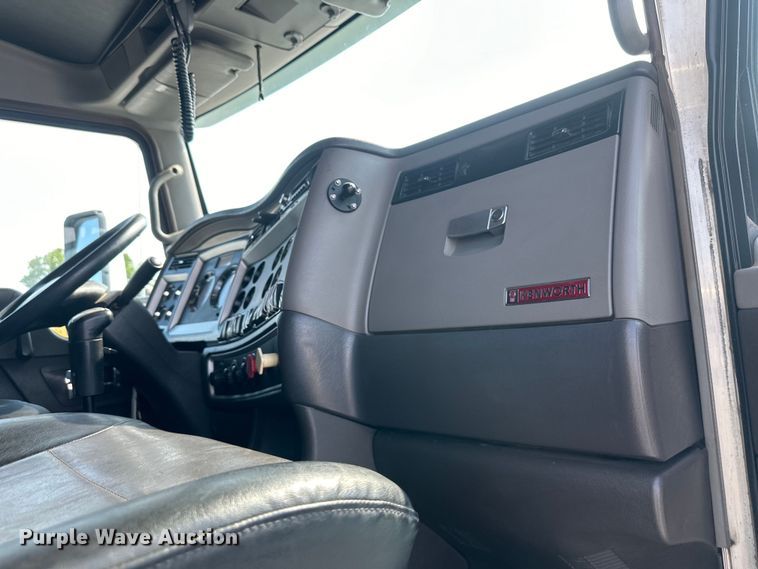 image for item EJ6359 2013 Kenworth T660 semi truck