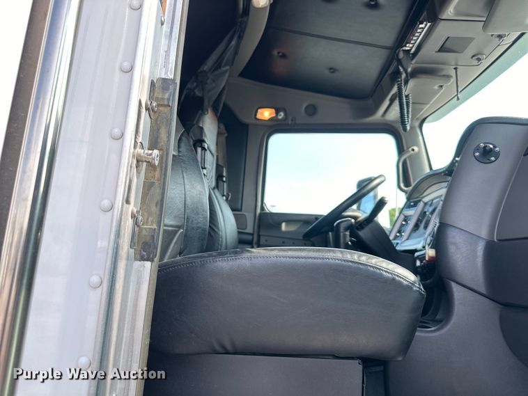 image for item EJ6359 2013 Kenworth T660 semi truck