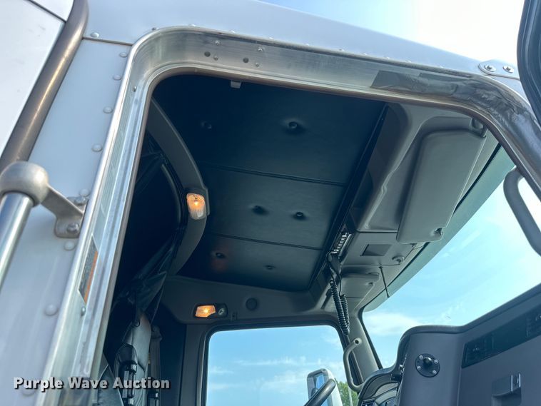 image for item EJ6359 2013 Kenworth T660 semi truck