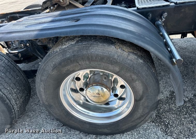 image for item EJ6359 2013 Kenworth T660 semi truck