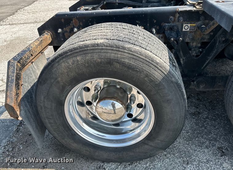 image for item EJ6359 2013 Kenworth T660 semi truck