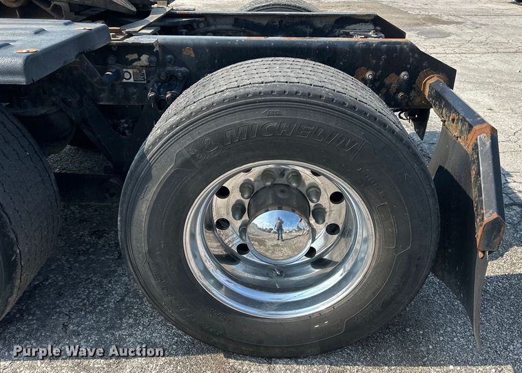 image for item EJ6359 2013 Kenworth T660 semi truck