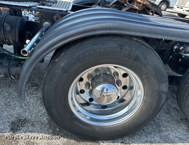 image for item EJ6359 2013 Kenworth T660 semi truck