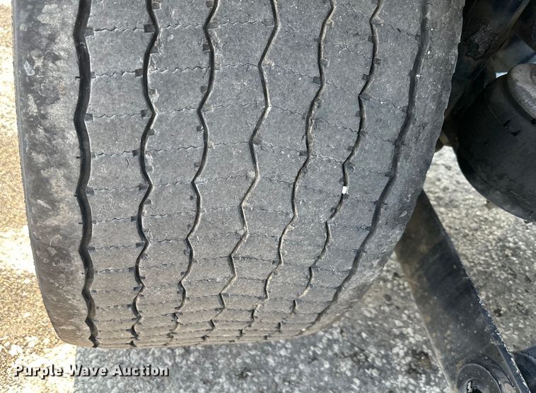 image for item EJ6359 2013 Kenworth T660 semi truck