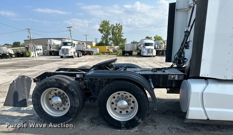 image for item EJ6360 2014 Kenworth T660 semi truck