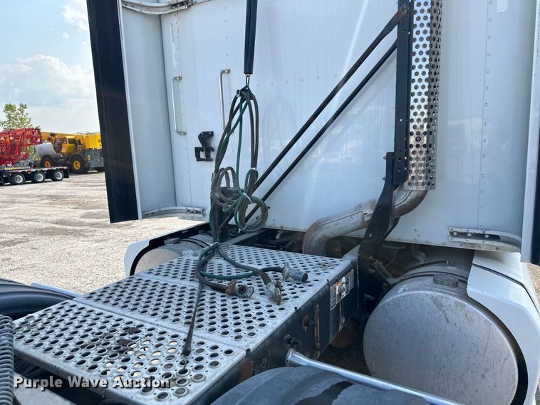 image for item EJ6360 2014 Kenworth T660 semi truck