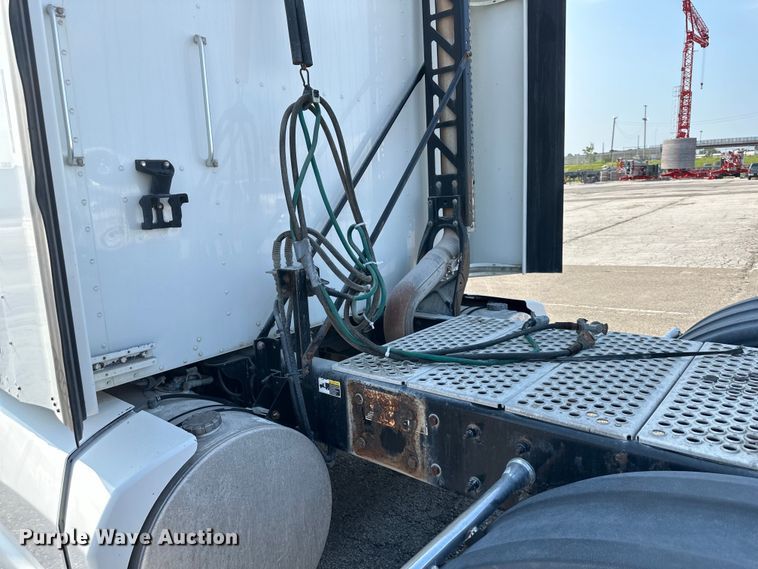 image for item EJ6360 2014 Kenworth T660 semi truck