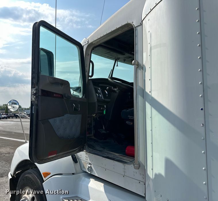 image for item EJ6360 2014 Kenworth T660 semi truck