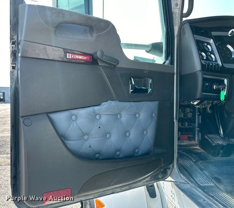 image for item EJ6360 2014 Kenworth T660 semi truck