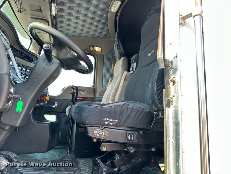 image for item EJ6360 2014 Kenworth T660 semi truck