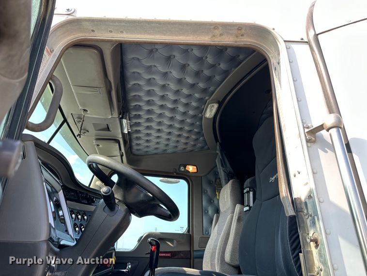 image for item EJ6360 2014 Kenworth T660 semi truck