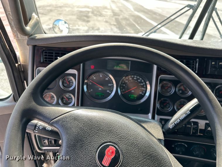 image for item EJ6360 2014 Kenworth T660 semi truck