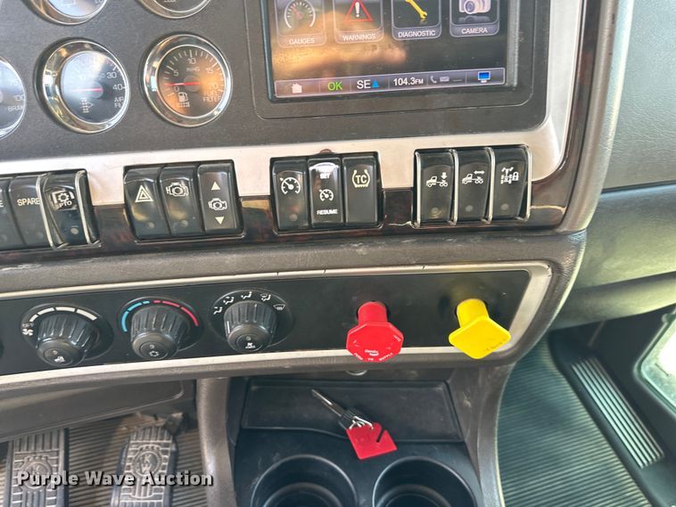 image for item EJ6360 2014 Kenworth T660 semi truck