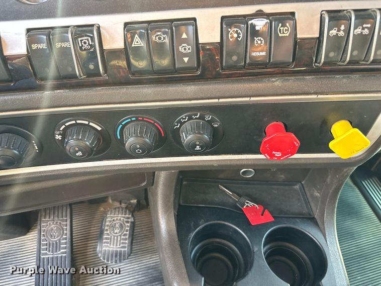 image for item EJ6360 2014 Kenworth T660 semi truck