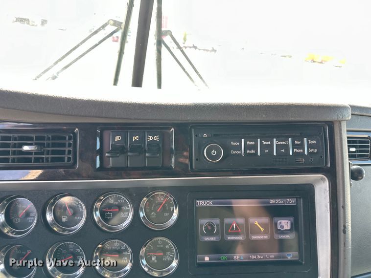 image for item EJ6360 2014 Kenworth T660 semi truck