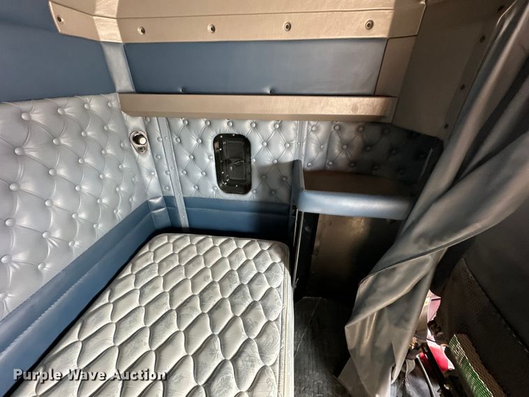 image for item EJ6360 2014 Kenworth T660 semi truck