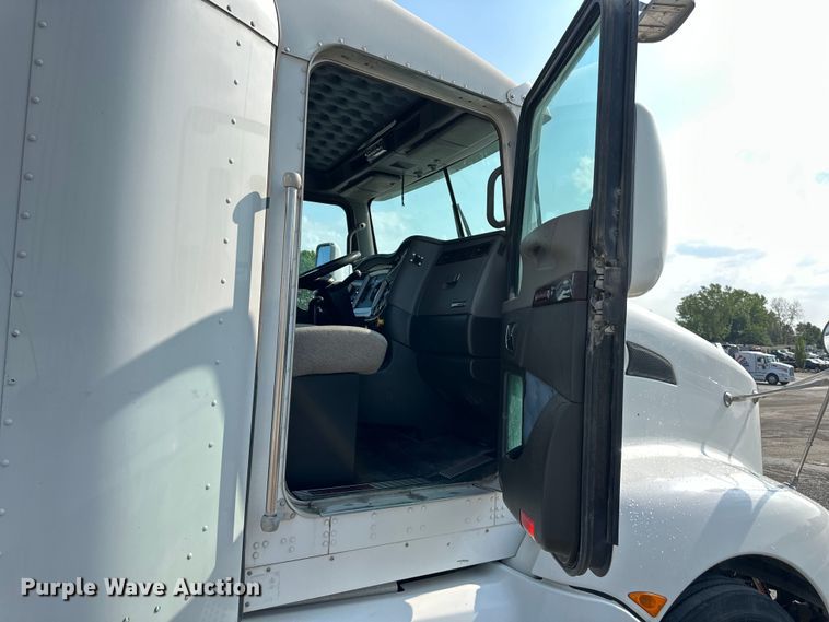 image for item EJ6360 2014 Kenworth T660 semi truck