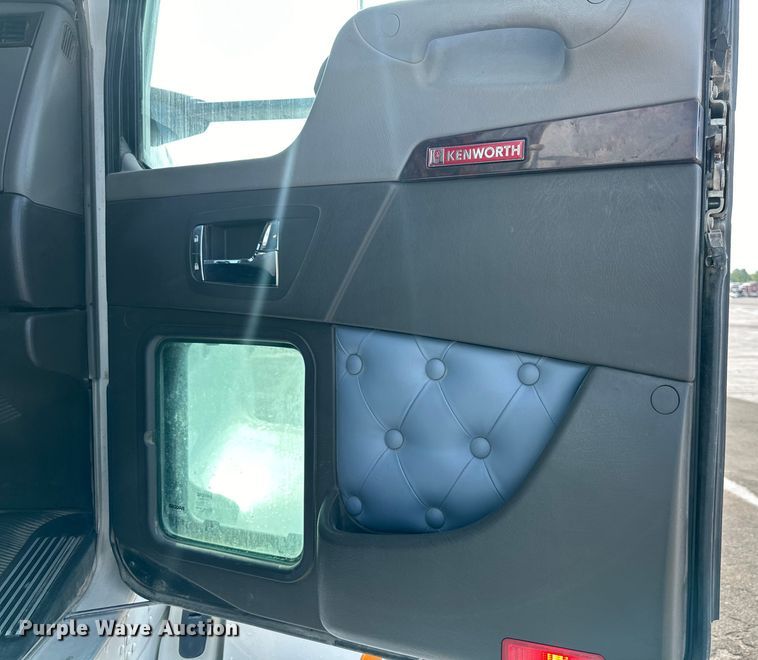 image for item EJ6360 2014 Kenworth T660 semi truck