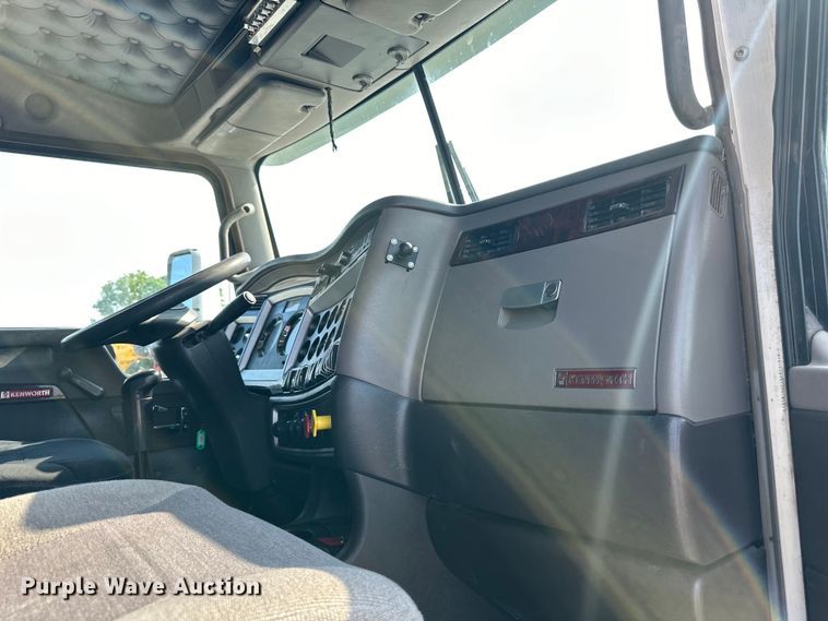 image for item EJ6360 2014 Kenworth T660 semi truck