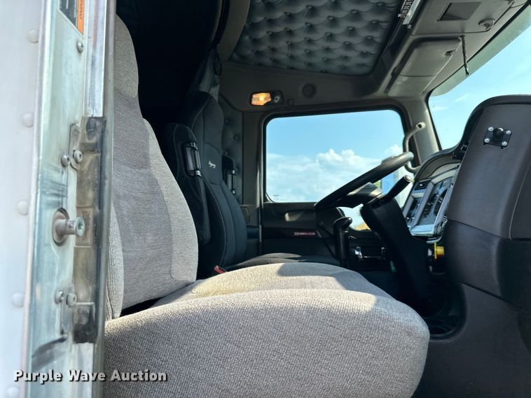 image for item EJ6360 2014 Kenworth T660 semi truck