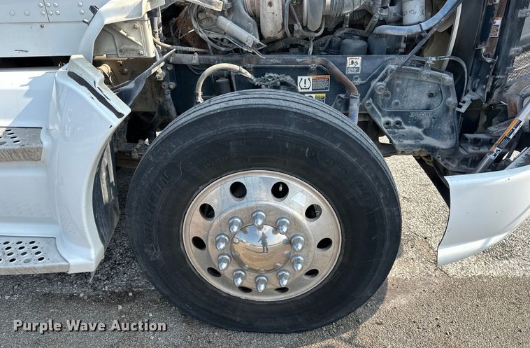 image for item EJ6360 2014 Kenworth T660 semi truck