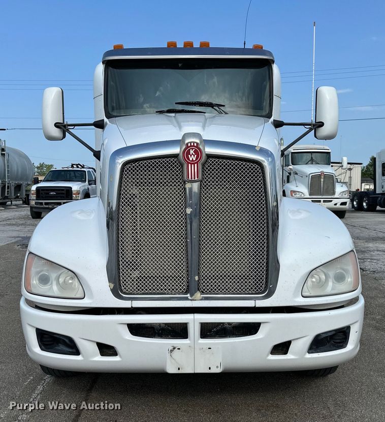 image for item EJ6363 2015 Kenworth  T660 semi truck
