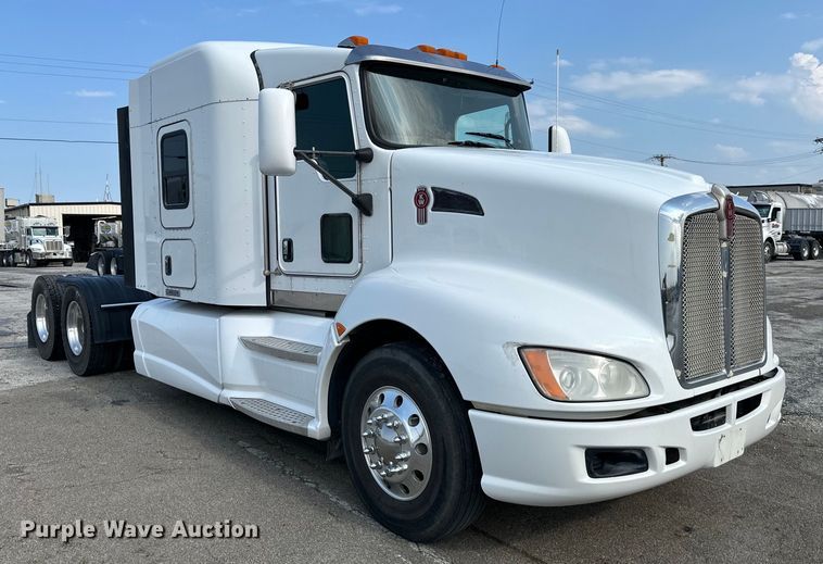 image for item EJ6363 2015 Kenworth  T660 semi truck