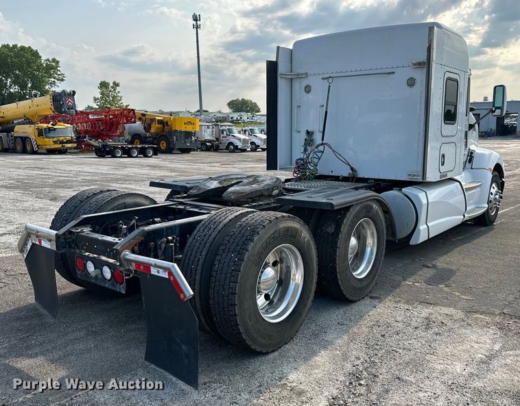 image for item EJ6363 2015 Kenworth  T660 semi truck