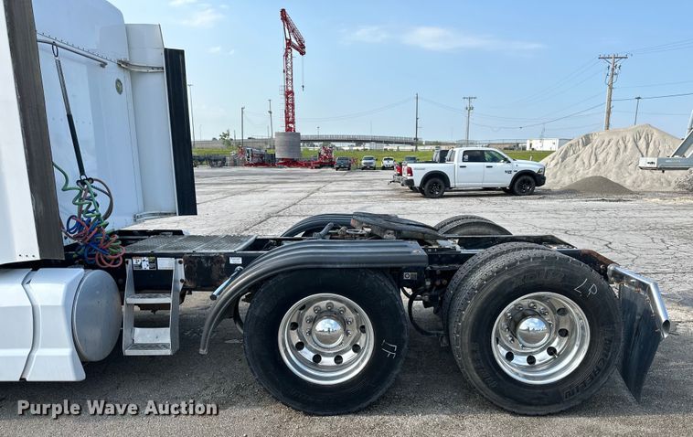 image for item EJ6363 2015 Kenworth  T660 semi truck