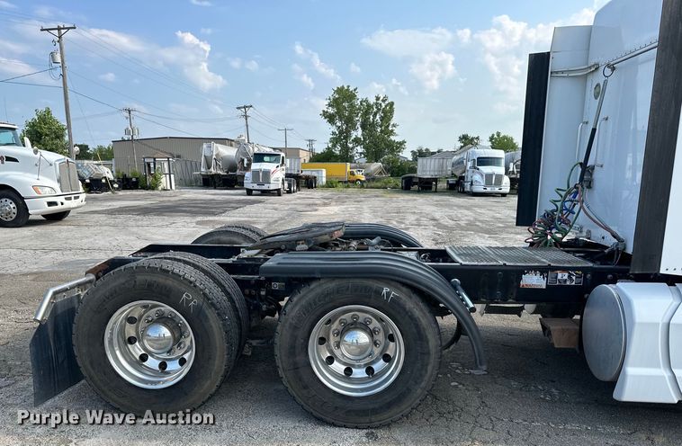 image for item EJ6363 2015 Kenworth  T660 semi truck