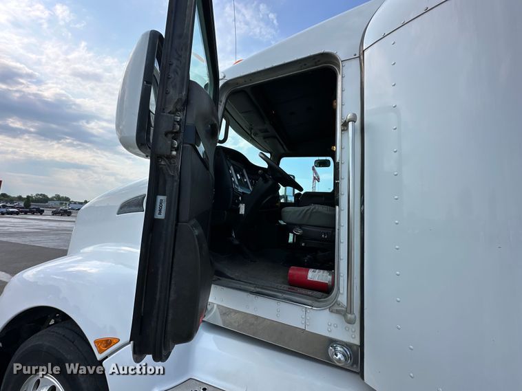 image for item EJ6363 2015 Kenworth  T660 semi truck