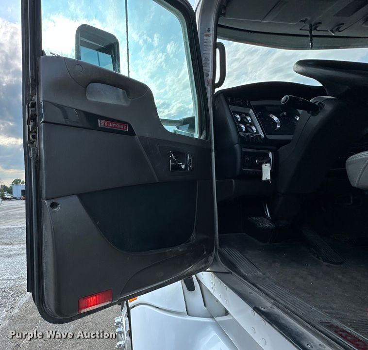 image for item EJ6363 2015 Kenworth  T660 semi truck