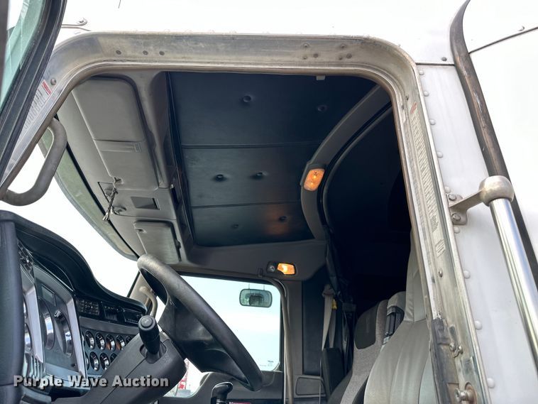 image for item EJ6363 2015 Kenworth  T660 semi truck