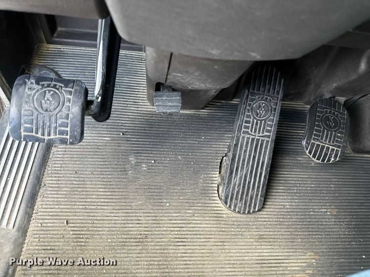 image for item EJ6363 2015 Kenworth  T660 semi truck