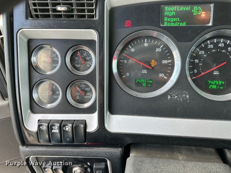 image for item EJ6363 2015 Kenworth  T660 semi truck