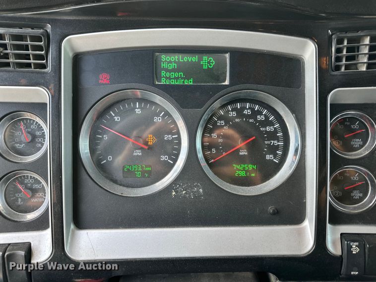 image for item EJ6363 2015 Kenworth  T660 semi truck