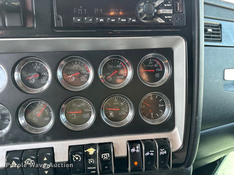 image for item EJ6363 2015 Kenworth  T660 semi truck