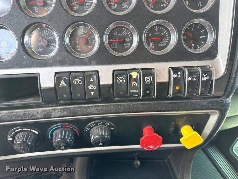 image for item EJ6363 2015 Kenworth  T660 semi truck