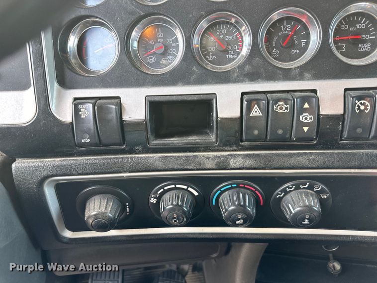 image for item EJ6363 2015 Kenworth  T660 semi truck