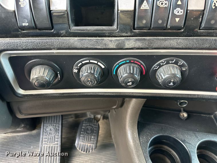 image for item EJ6363 2015 Kenworth  T660 semi truck