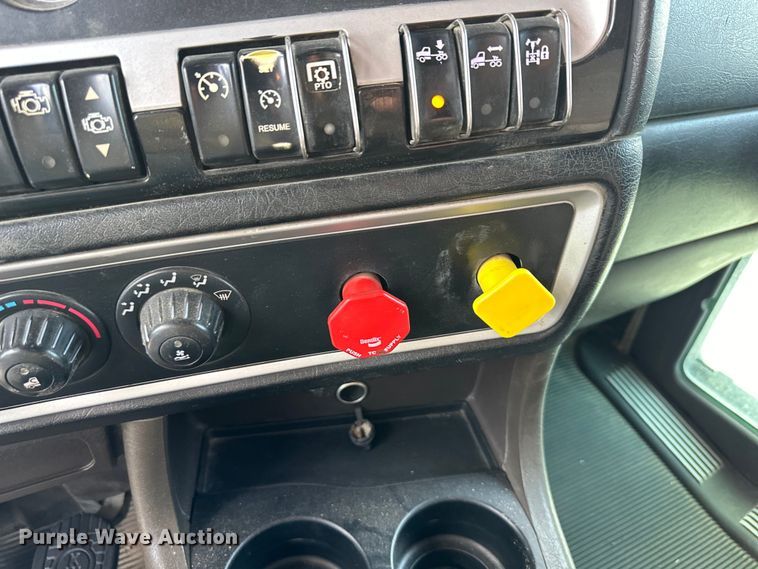 image for item EJ6363 2015 Kenworth  T660 semi truck