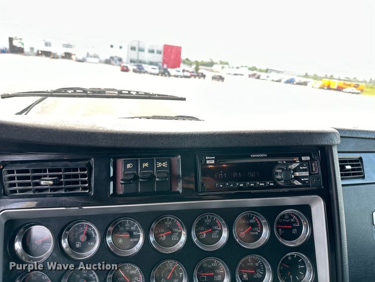 image for item EJ6363 2015 Kenworth  T660 semi truck