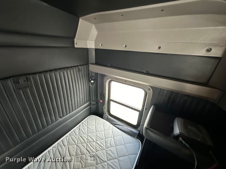 image for item EJ6363 2015 Kenworth  T660 semi truck