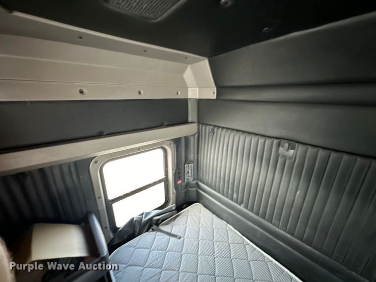 image for item EJ6363 2015 Kenworth  T660 semi truck