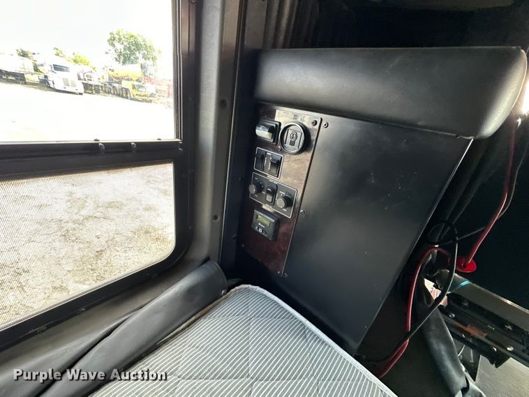 image for item EJ6363 2015 Kenworth  T660 semi truck